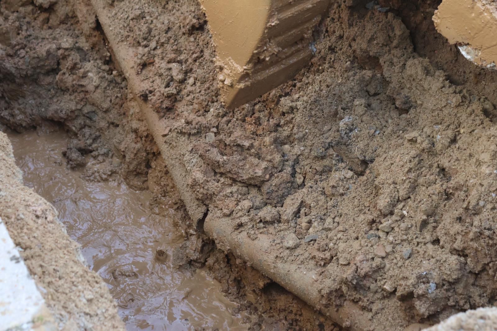 Un reventón de tubería en El Montalvo causa estragos durante la mañana de este domingo
