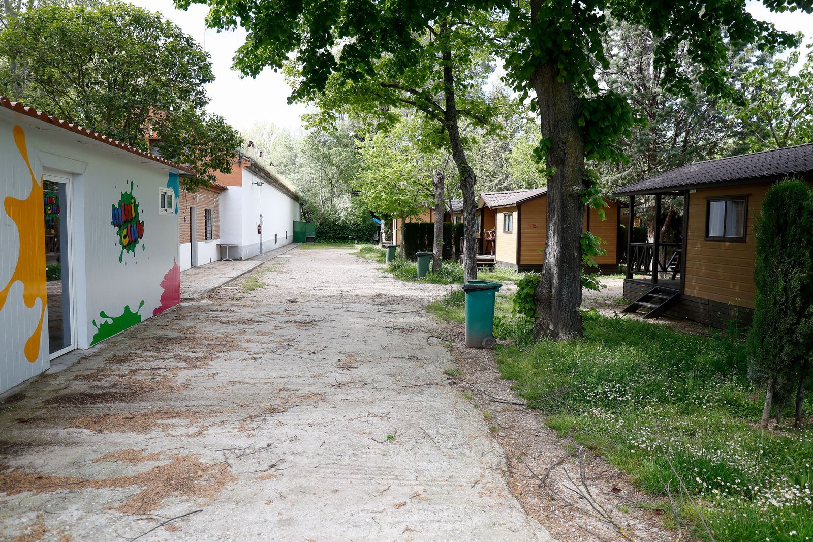 Entrada al Mini Club y varios bungalows del Camping Internacional de Aranjuez. Foto EP