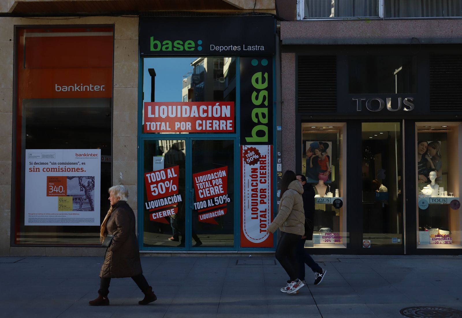 Varias personas paseando por Santa Clara frente a Deportes Lastra, comercio que anunció recientemente su cierre Foto María Lorenzo
