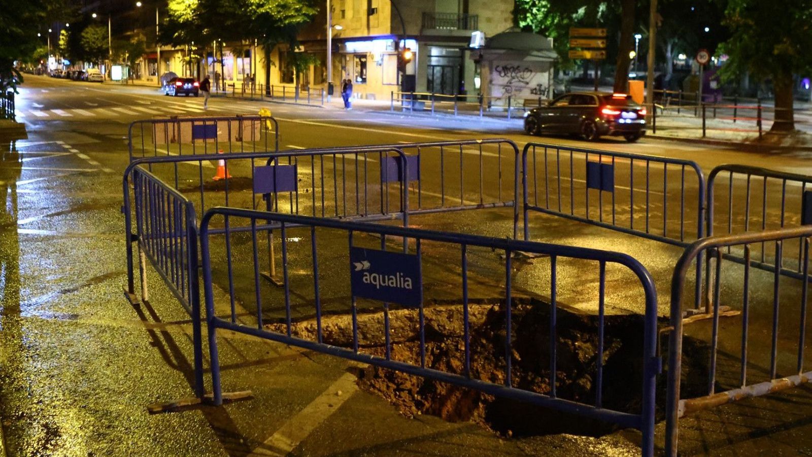Un reventón llena de agua el Paseo de la Estación a la altura del Hotel Alameda Palace