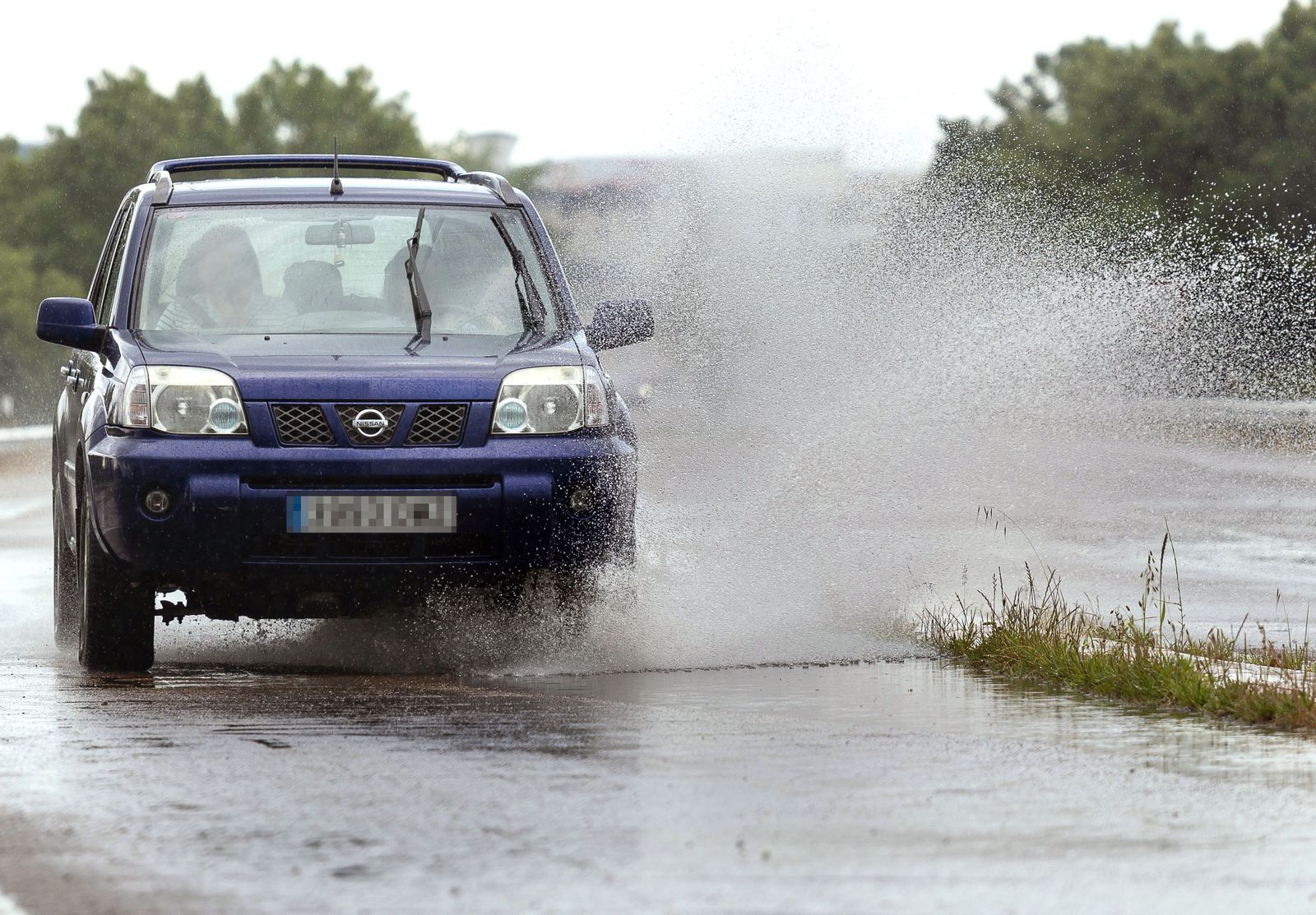 Un coche pasando un charco con agua - Foto Vicente | ICAL