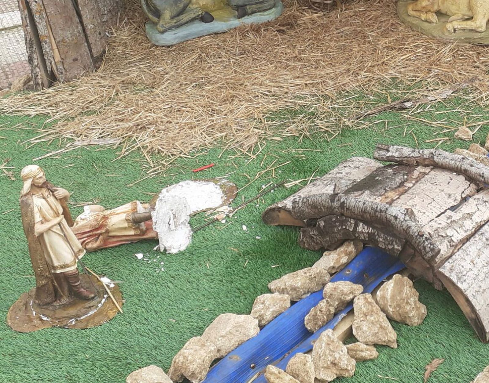 Los vándalos la toman con el belén navideño de Villanueva del Campo.