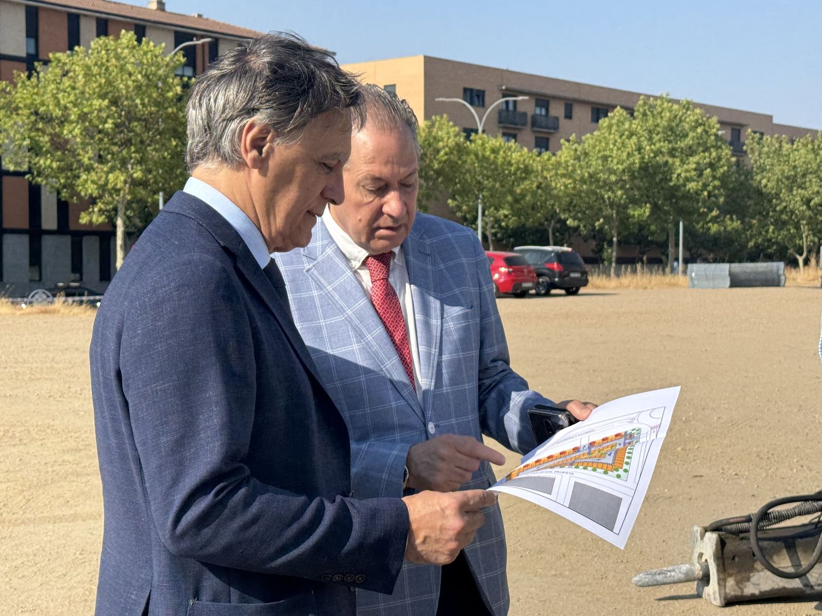 El alcalde de Salamanca, Carlos García Carbayo, visita las obras del nuevo aparcamiento gratuito en superficie del barrio El Zurguén