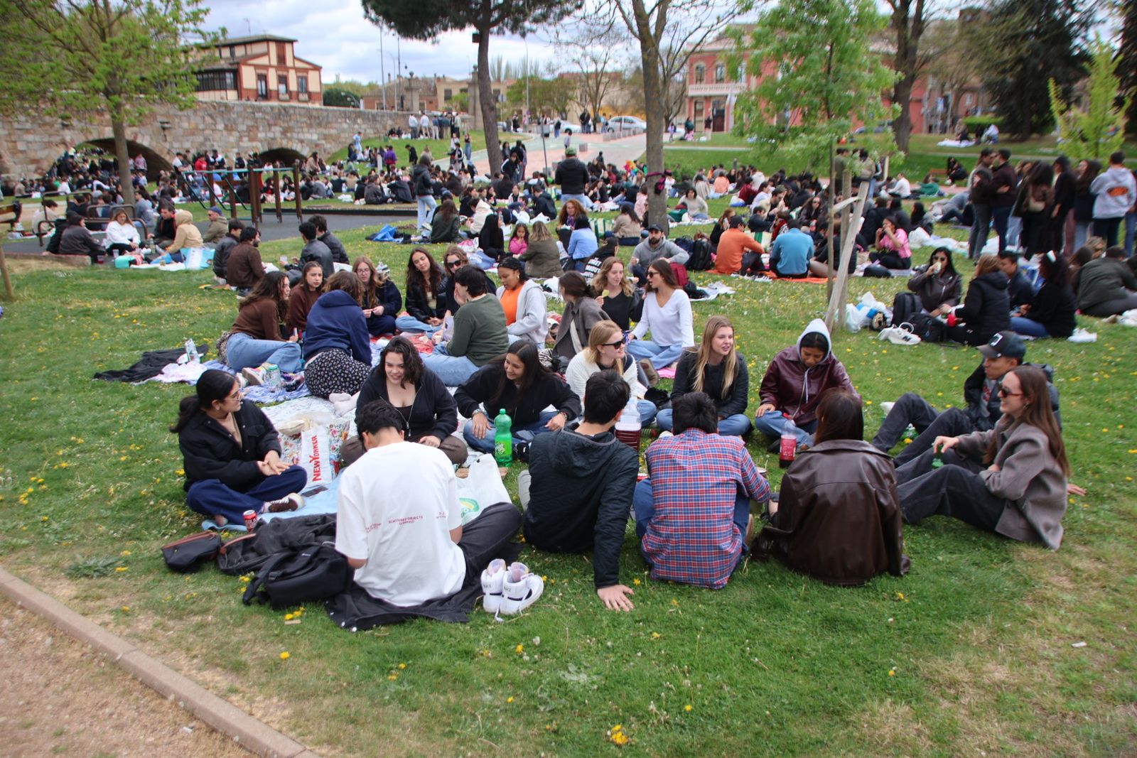 Un multitudinario Lunes de Aguas en Salamanca llena la ribera del Tormes
