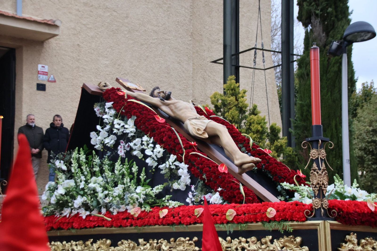 El Cristo de la Vela y Nuestra Señora del Silencio saluda a los fieles en la Iglesia de Jesús Obrero en Salamanca en la Semana Santa de Salamanca 2024