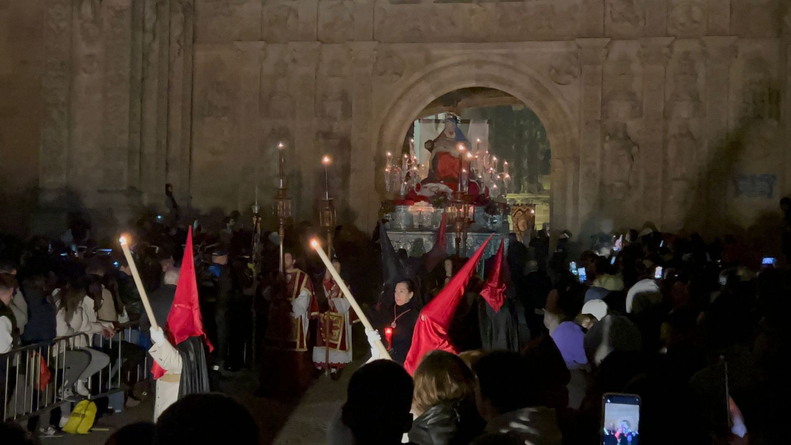 procesion-de-la-hermandad-dominicana-en-la-madrugada-del-viernes-santo-19