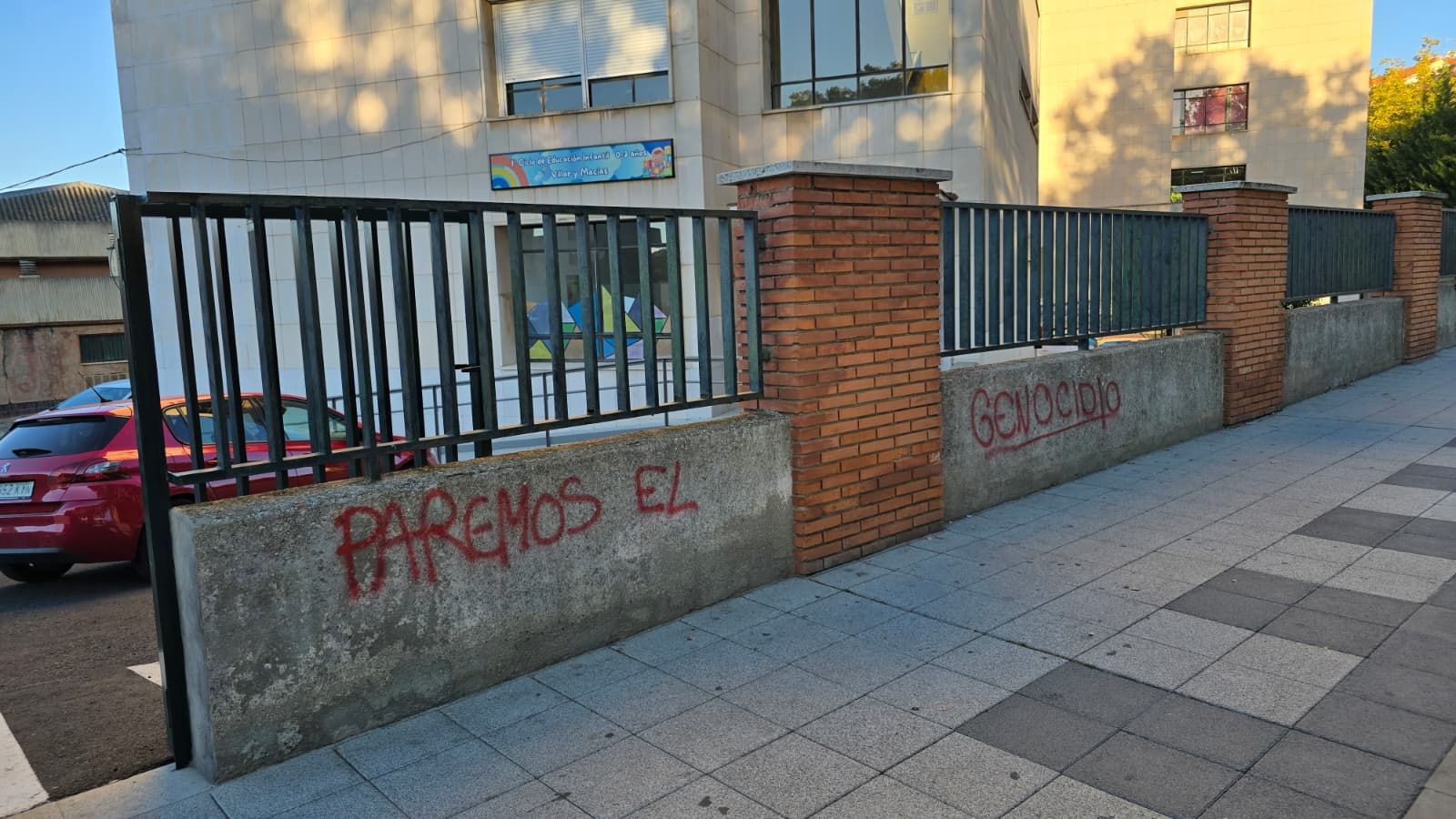 Realizan varias pintadas y ponen silicona en edificos públicos en protesta por Gaza