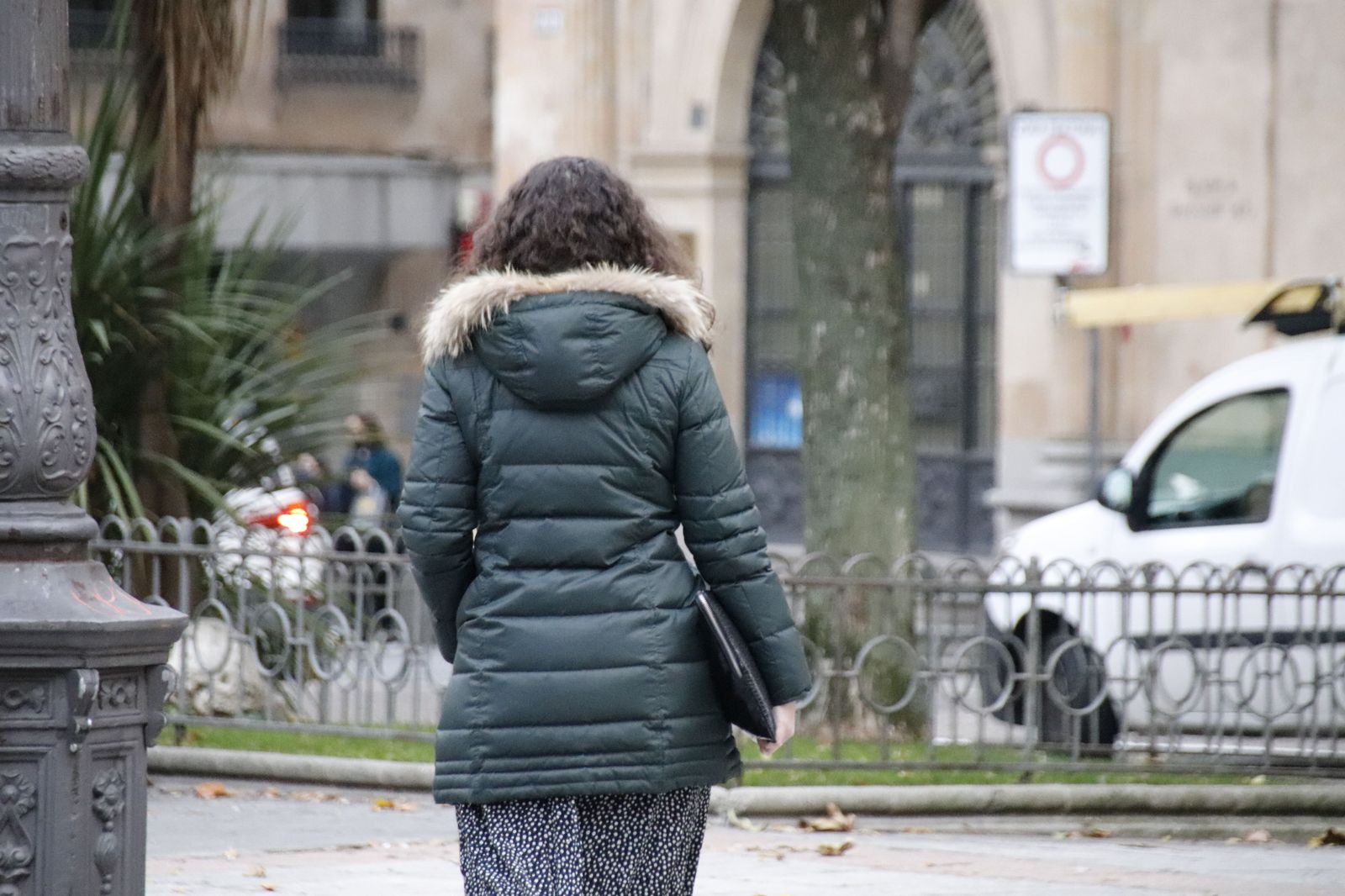 Una mujer pasea por Salamanca en una mañana fría de invierno