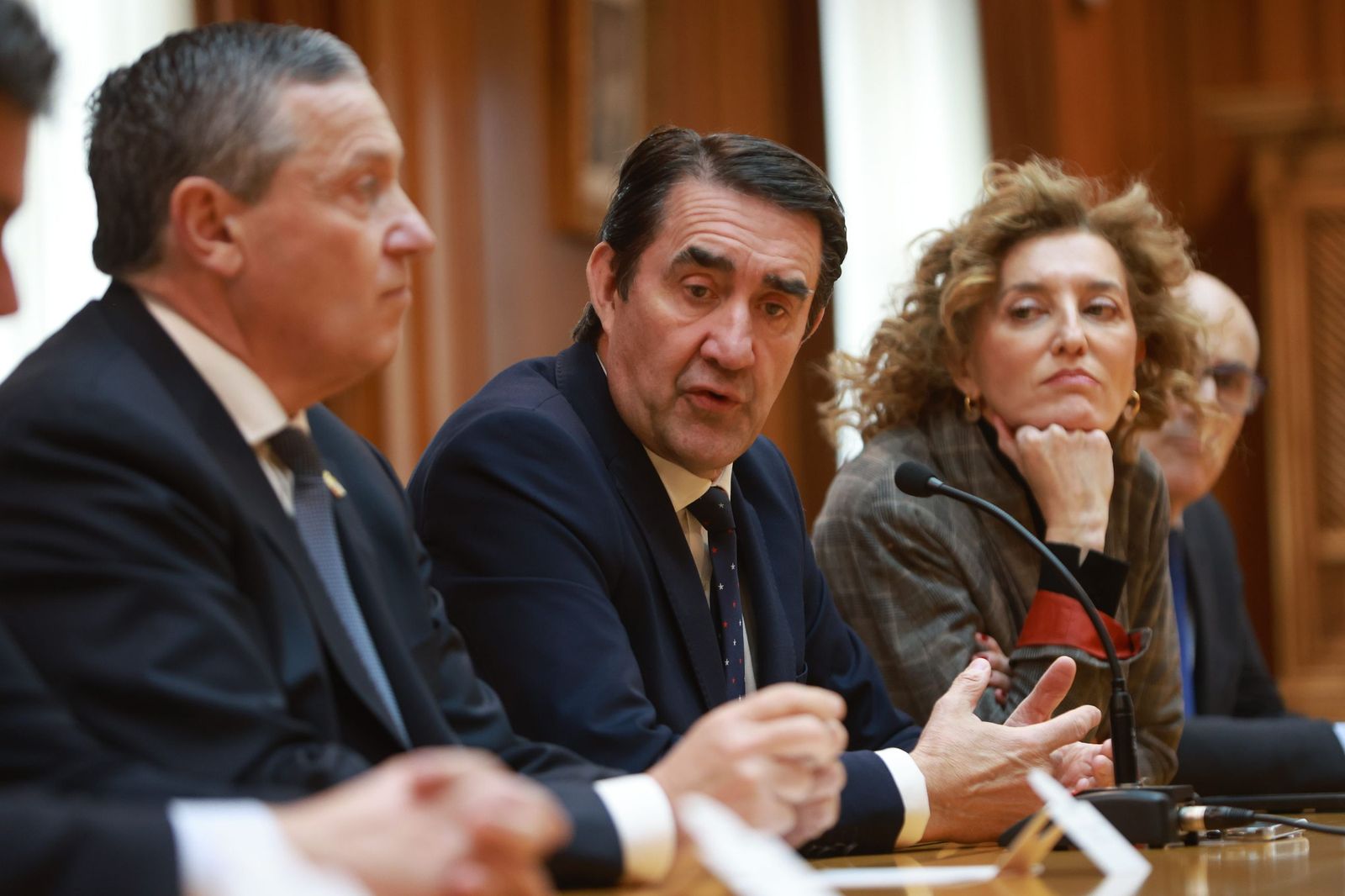 El consejero de Medio Ambiente, Vivienda y Ordenación del Territorio, Juan Carlos Suárez-Quiñones, firma un protocolo con la Diputación de Zamora para la rehabilitación de viviendas en desuso.