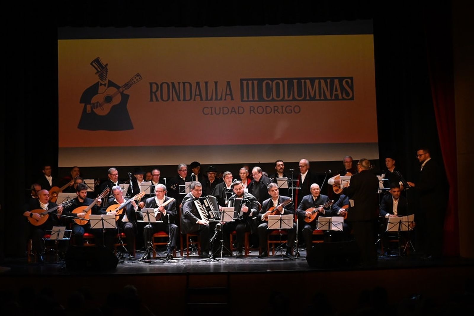 Música y risas de La Rondalla Tres Columnas para anunciar el Carnaval del Toro de Ciudad Rodrigo