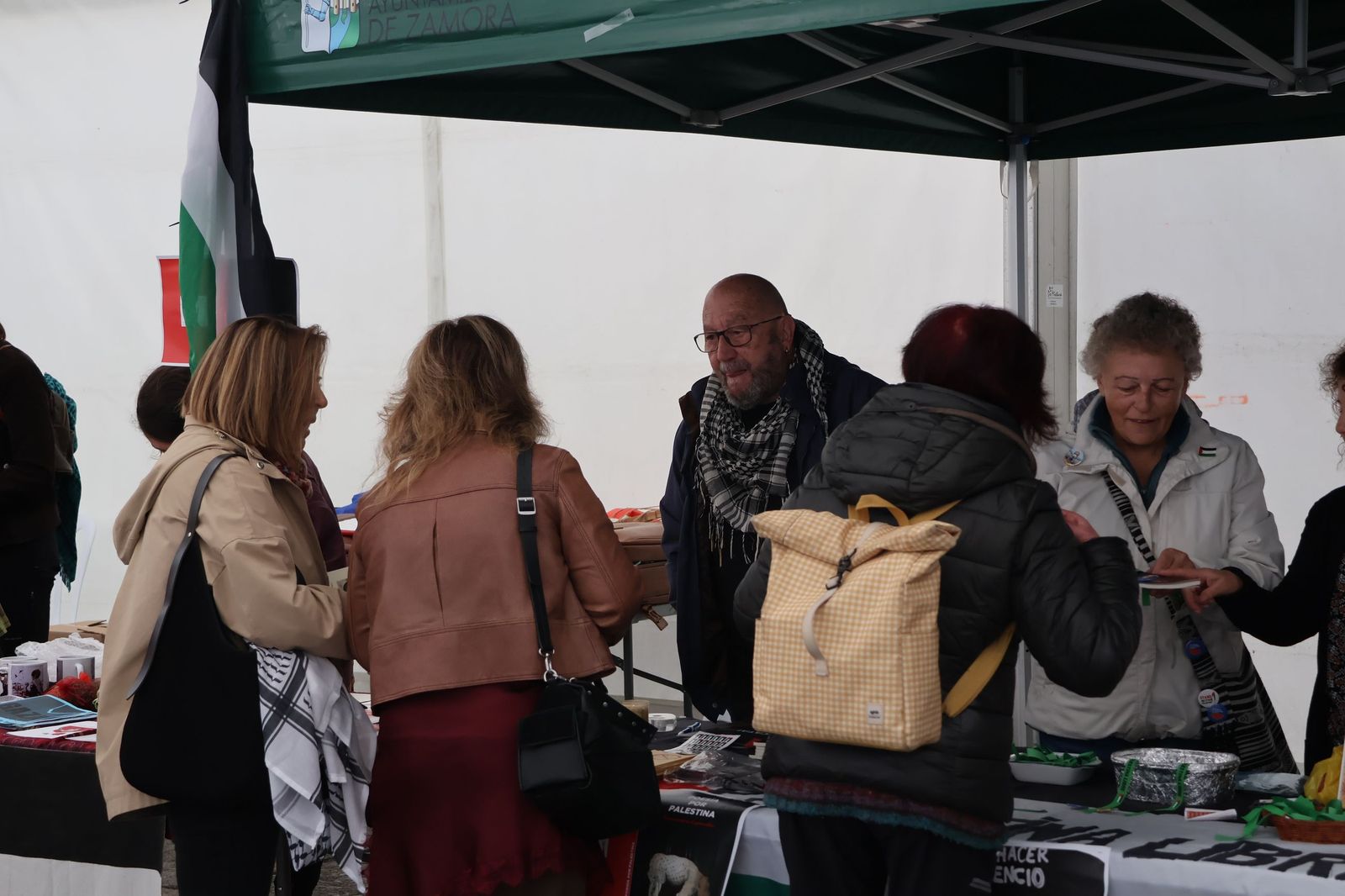 GALERÍA | Inauguración del mercadillo solidario en la Plaza Mayor de Zamora en apoyo al pueblo palestino