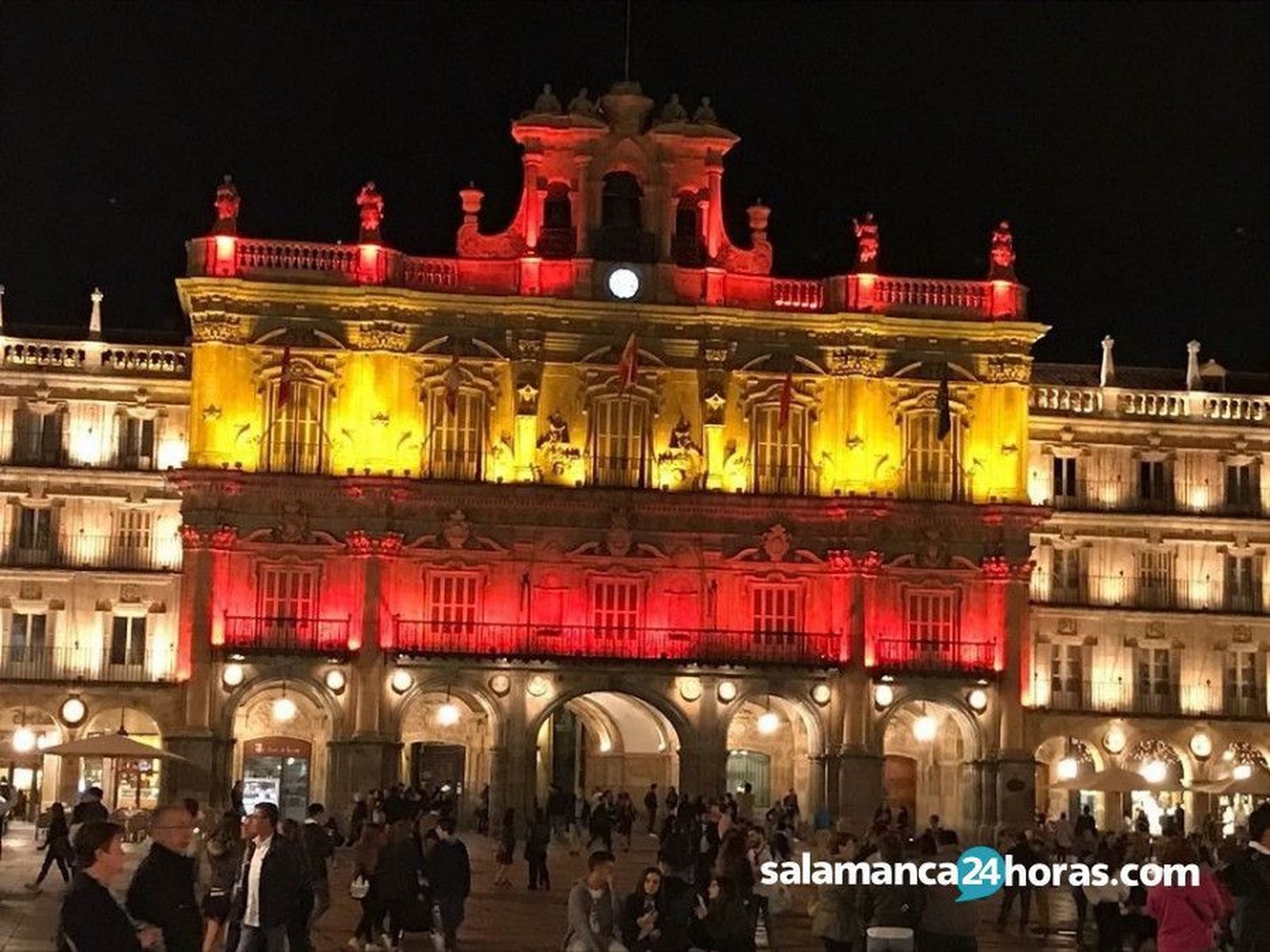 La fachada del Ayuntamiento de Salamanca iluminada por el día nacional de España. Foto de archivo S24H