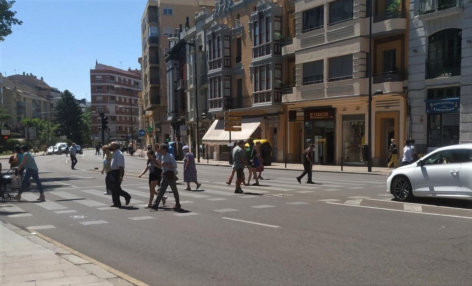 Zamoranos cruzando en la plaza de la Marina