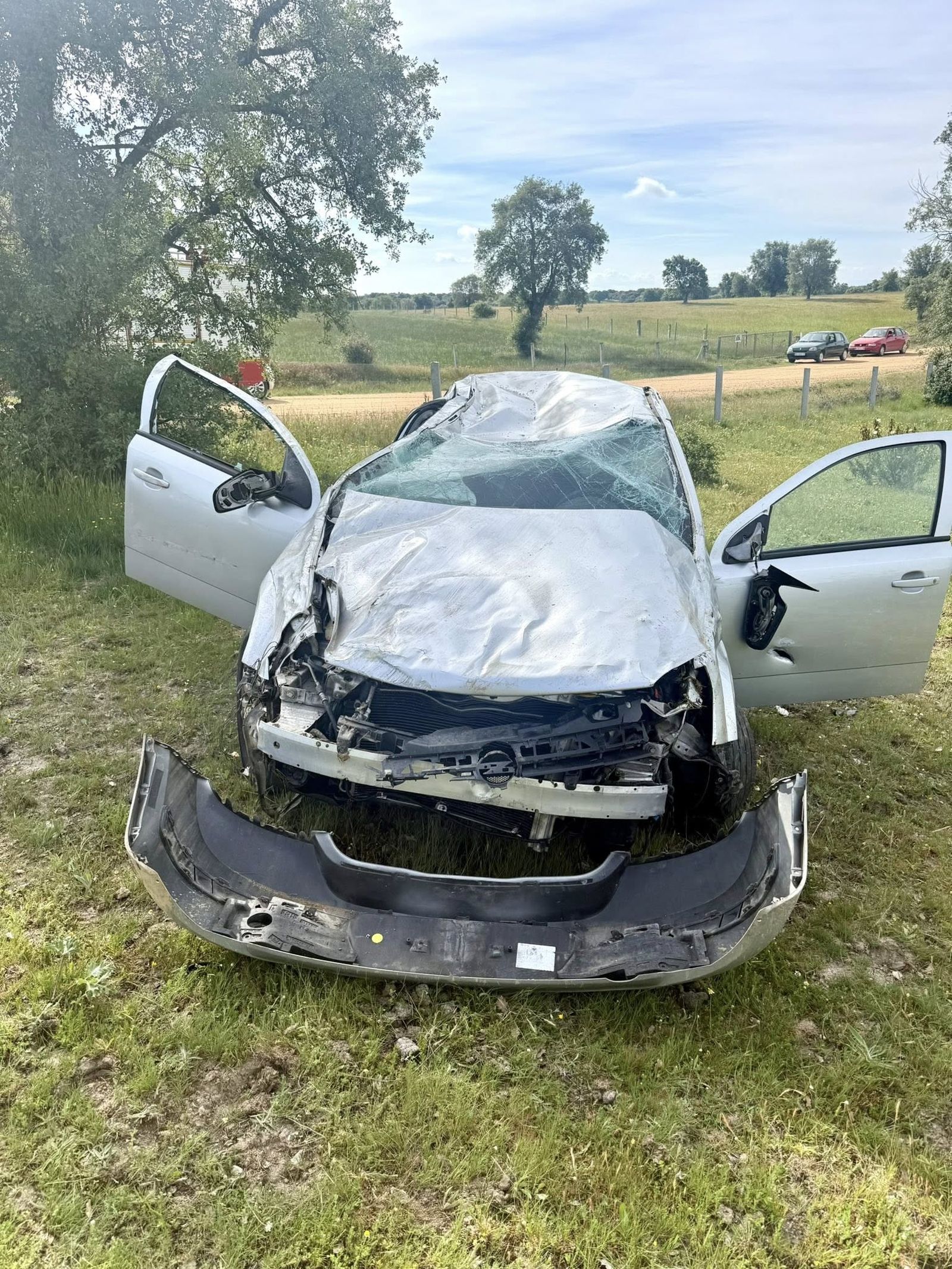 Rescatan a una joven atrapada en su coche en un camino forestal de Zamayón