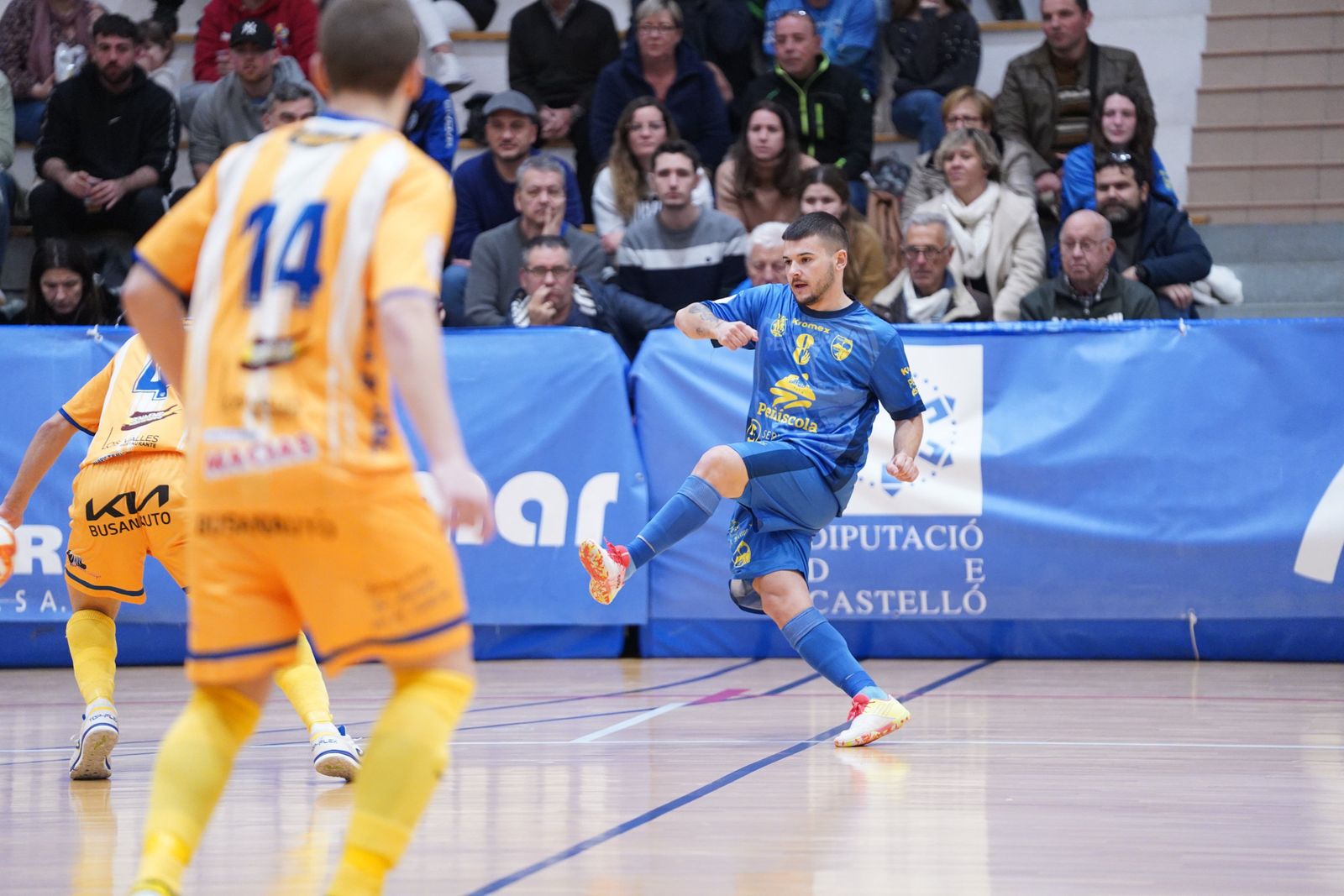 Un jugador del Peñiscola FS ante el Atlético Benavente