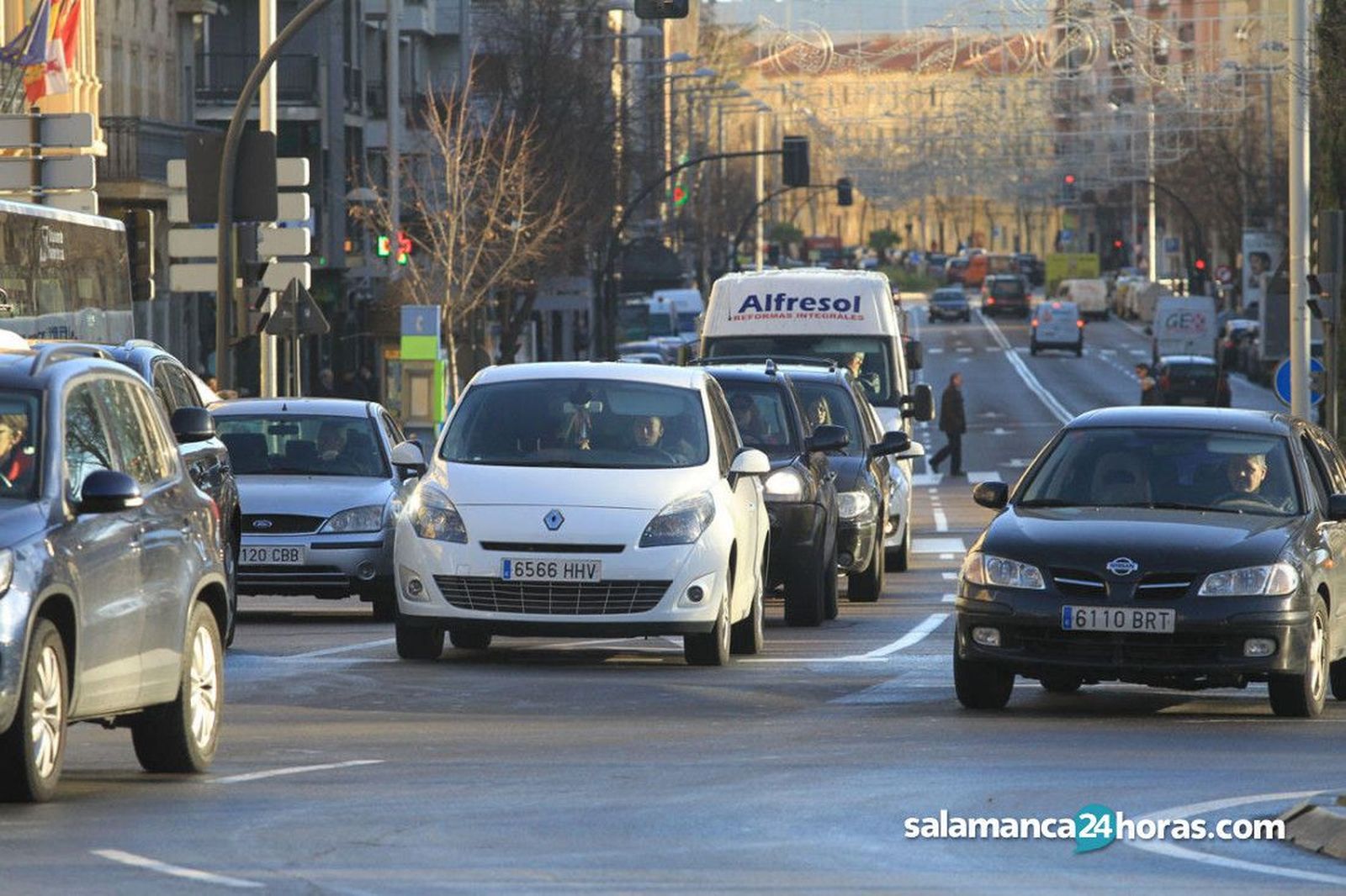 Coches circulando por una calle de la capital Coches circulando por una calle de la capital