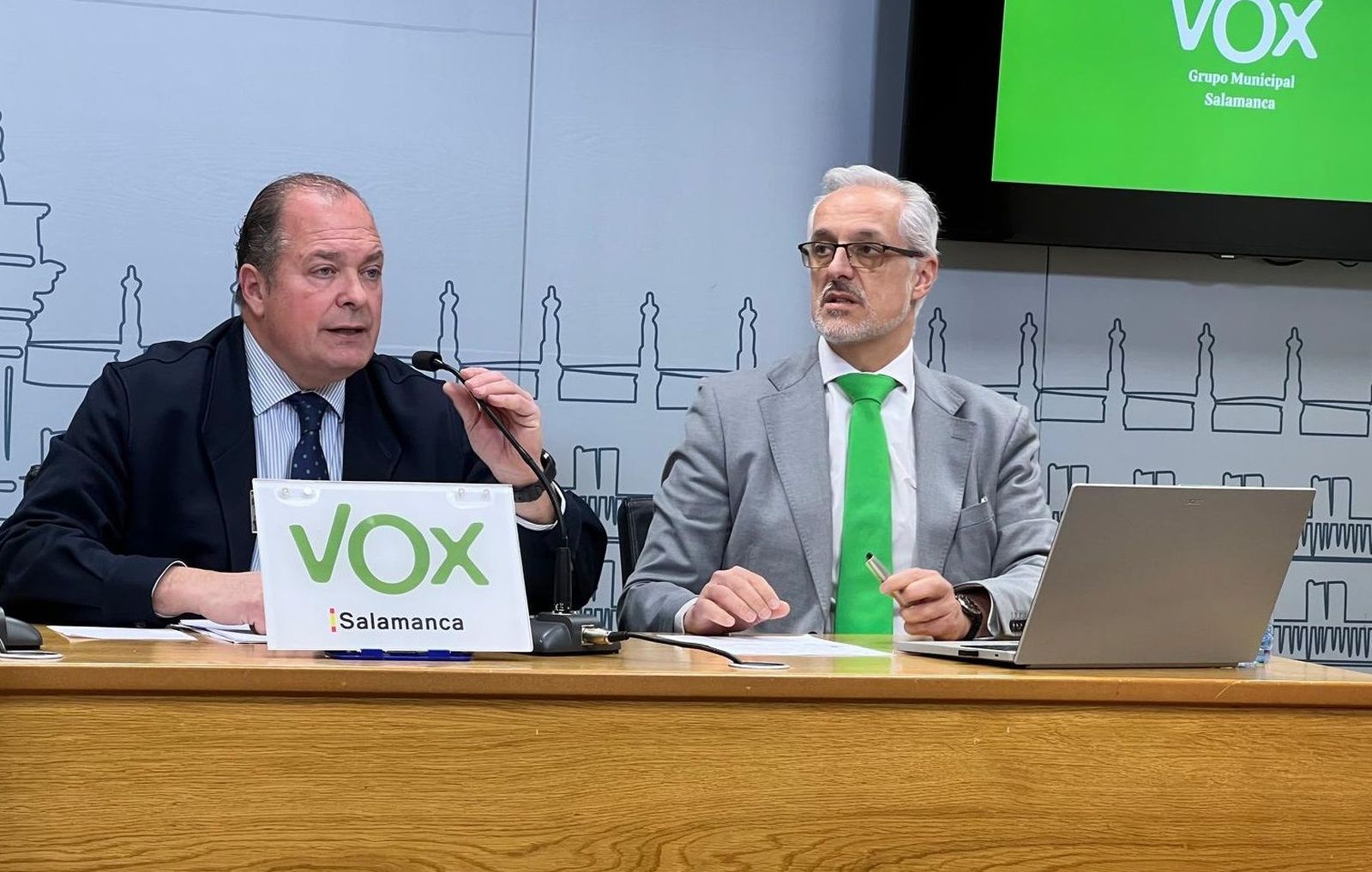 Alejandro Pérez de la Sota e Ignacio Rivas, en la última rueda de prensa de este último como portavoz del Grupo VOX en el Ayuntamiento de Salamanca