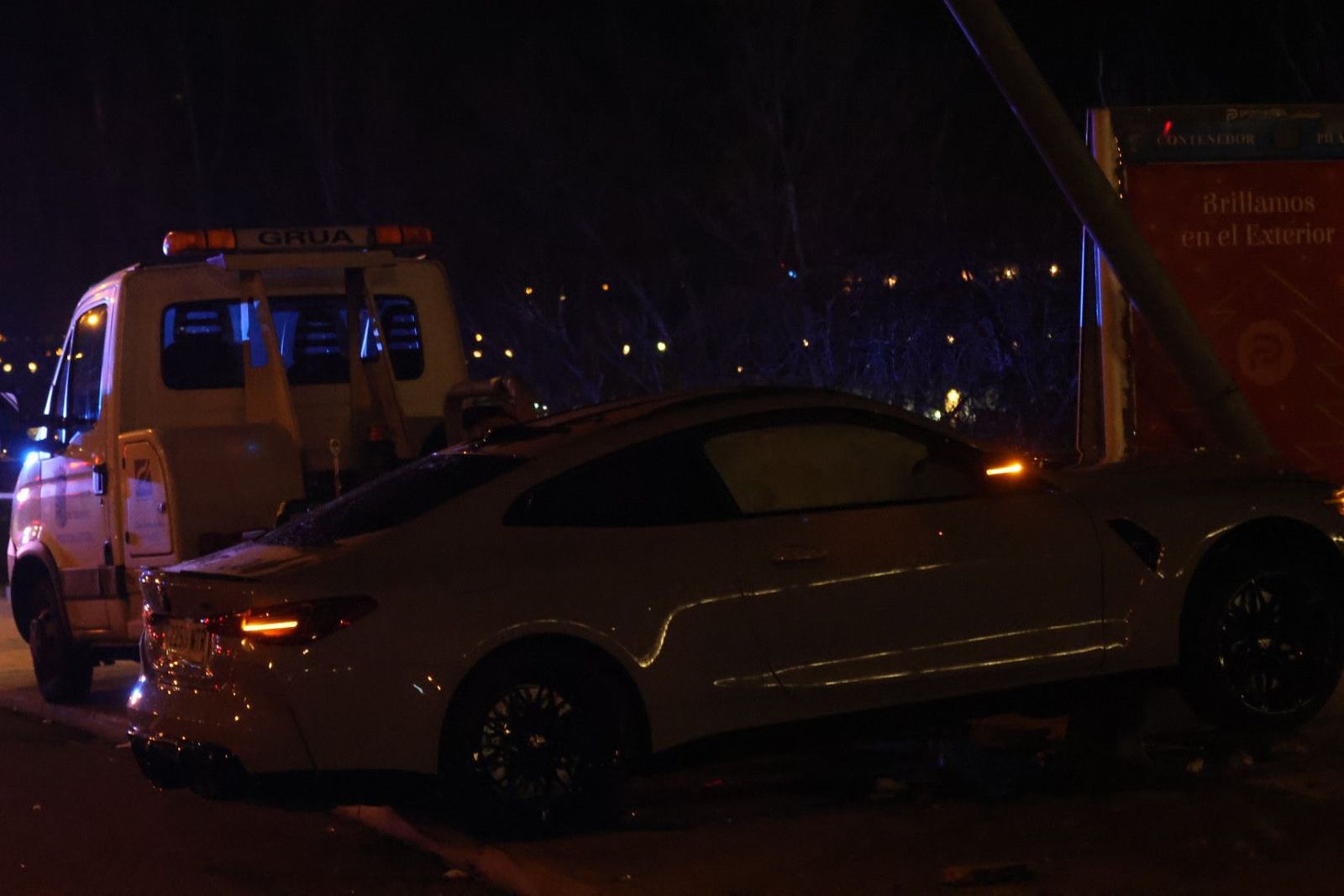 Un coche se empotra contra una farola tras perder el control en la Vía Helmántica