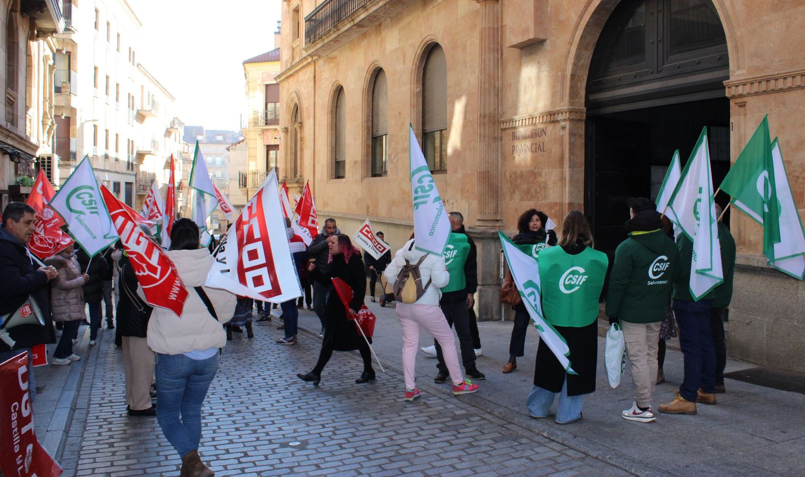 Los sindicatos se movilizan por tercera semana consecutiva para exigir un "salario digno" frente a la Diputación