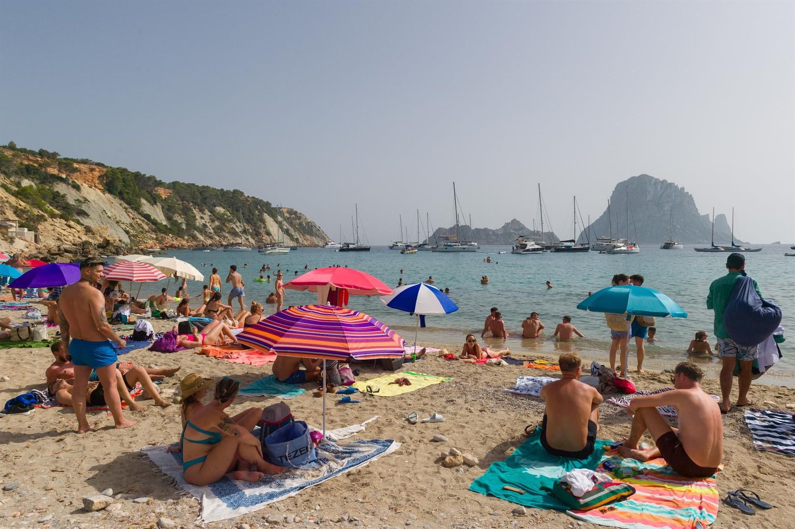 Varias personas en la playa de Cala d'Hort, a 11 de julio de 2023, en Ibiza, Islas Baleares (España)   Europa Press