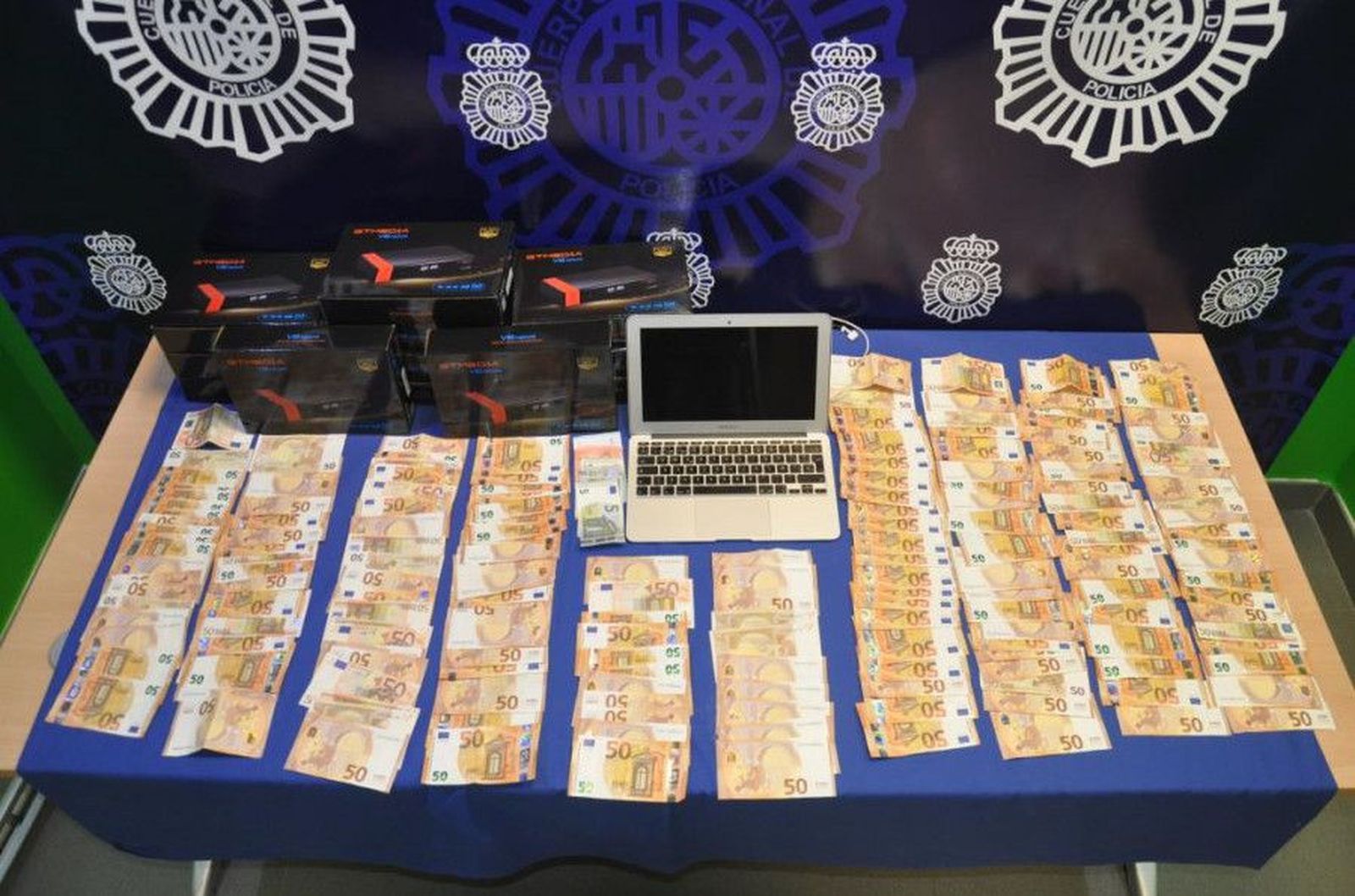 Dinero y objetos incautados por la Policía