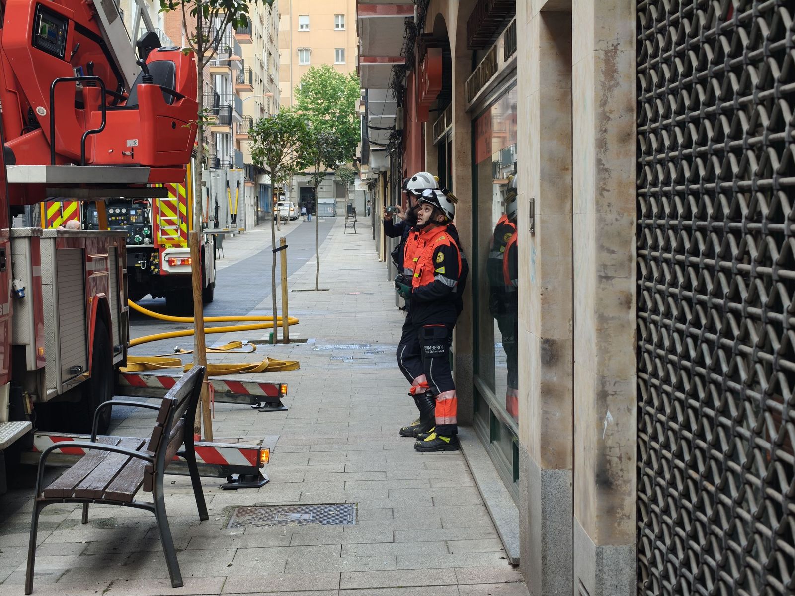 Los bomberos sofocan un incendio en una vivienda de la calle Vasco de Gama