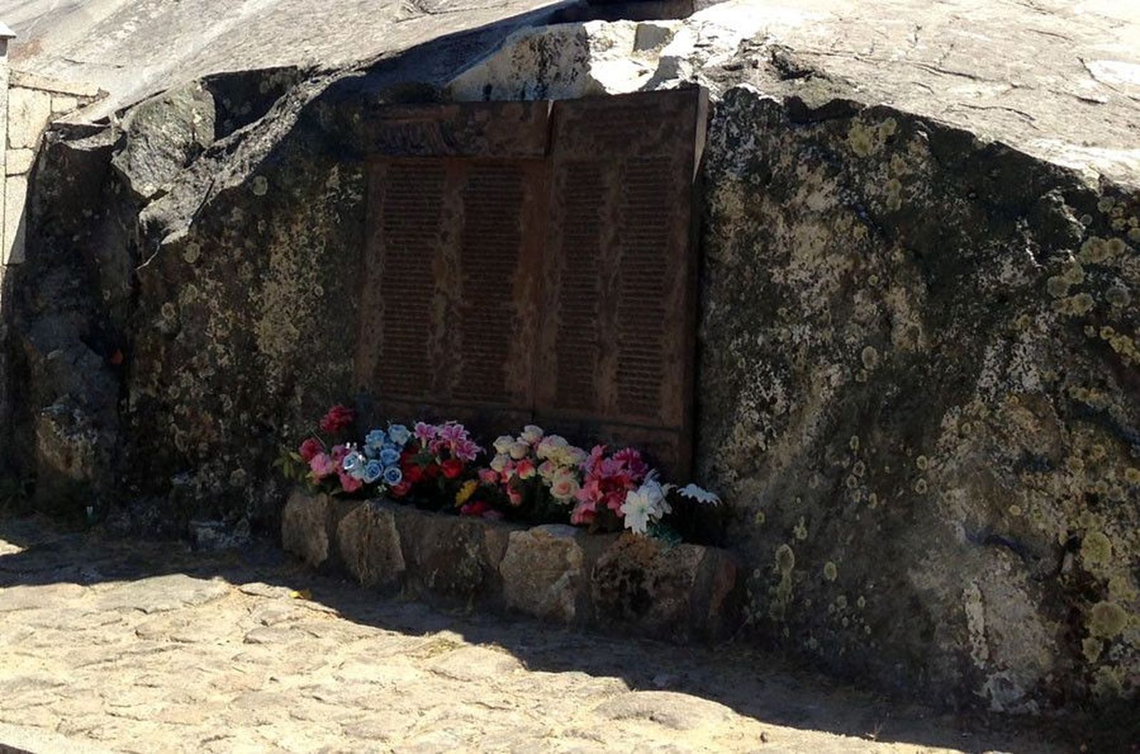 Placa catastrofe ribadelago ofrenda floral