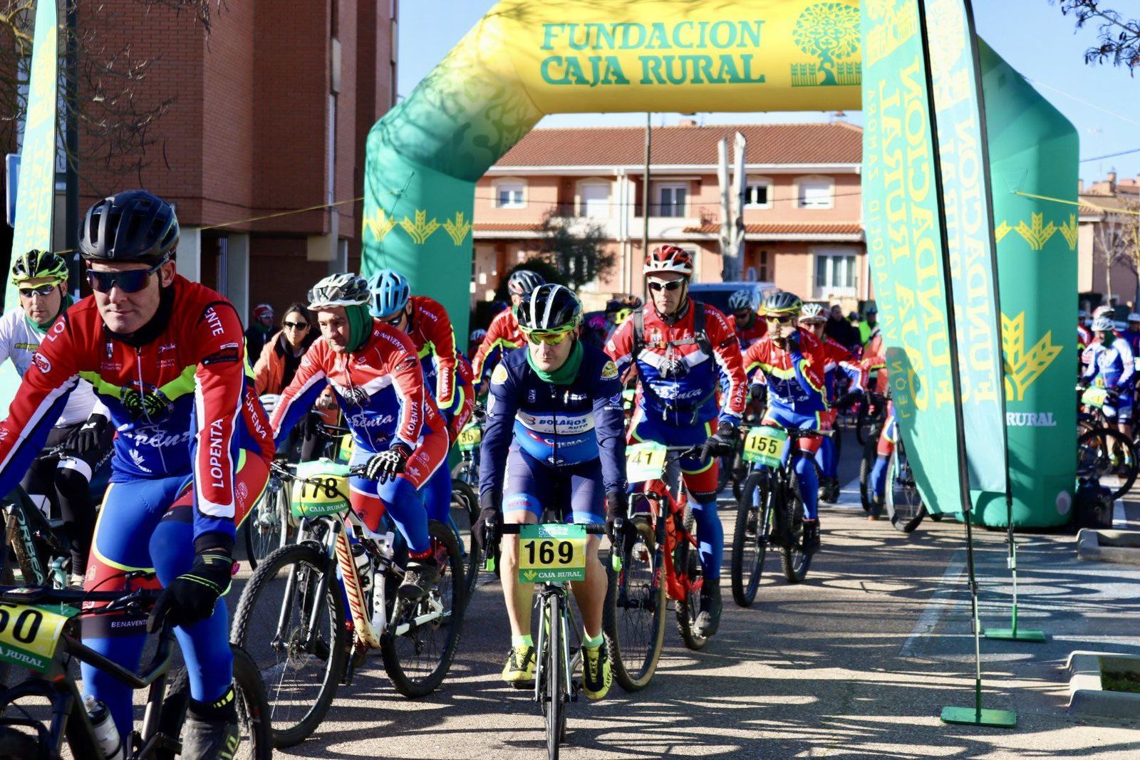 Más de 200 personas pedalean contra el cáncer en Benavente