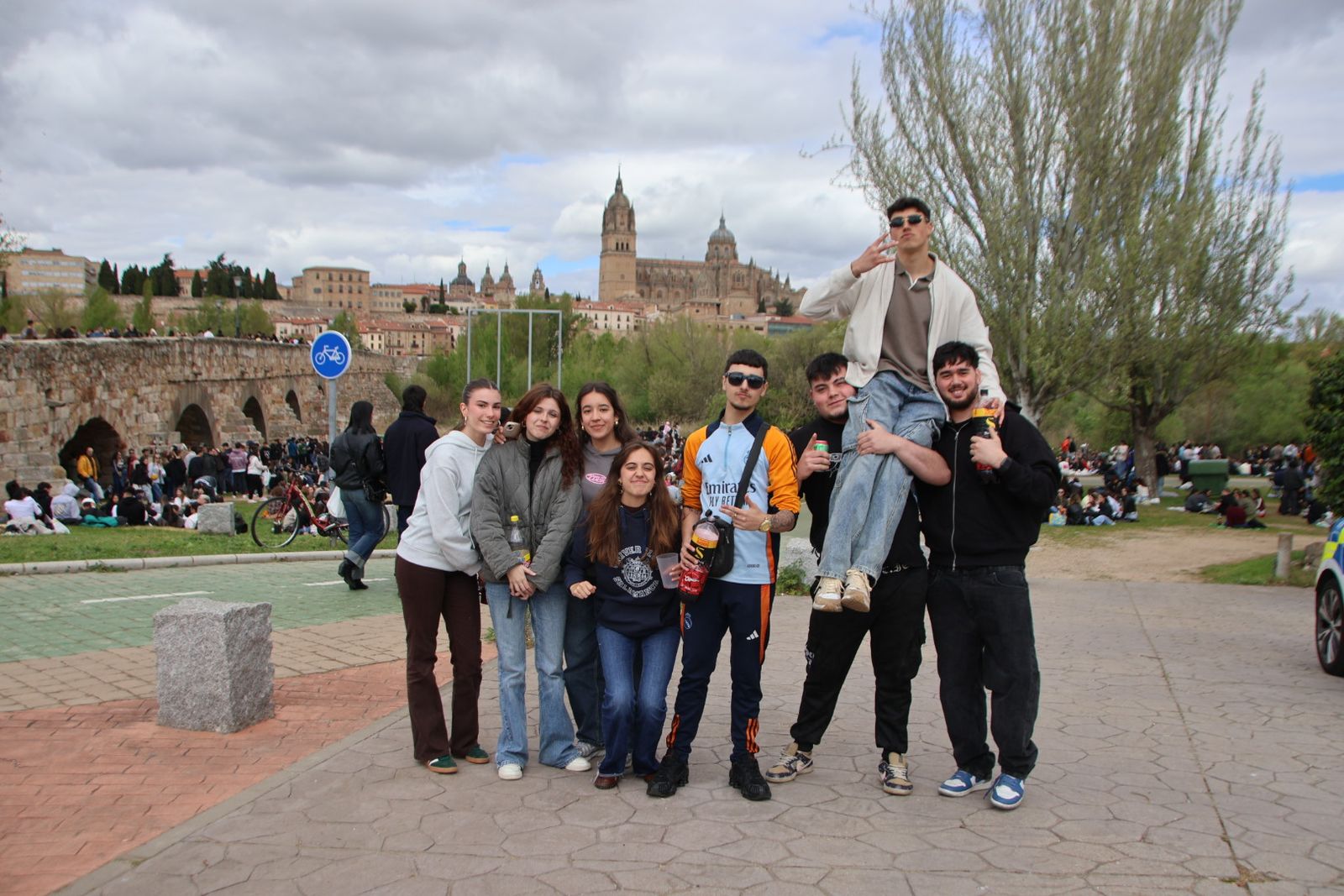 Un multitudinario Lunes de Aguas en Salamanca llena la ribera del Tormes