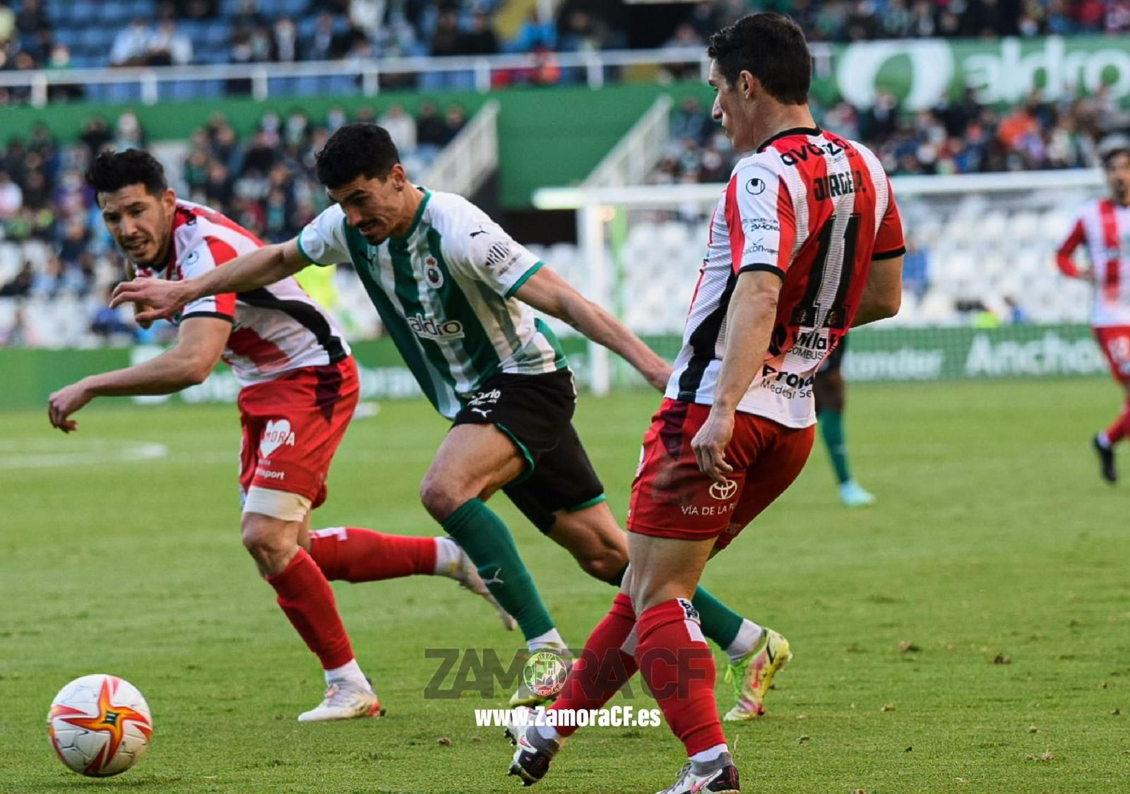Jorge da un pase ante un rival del Racing de Santander