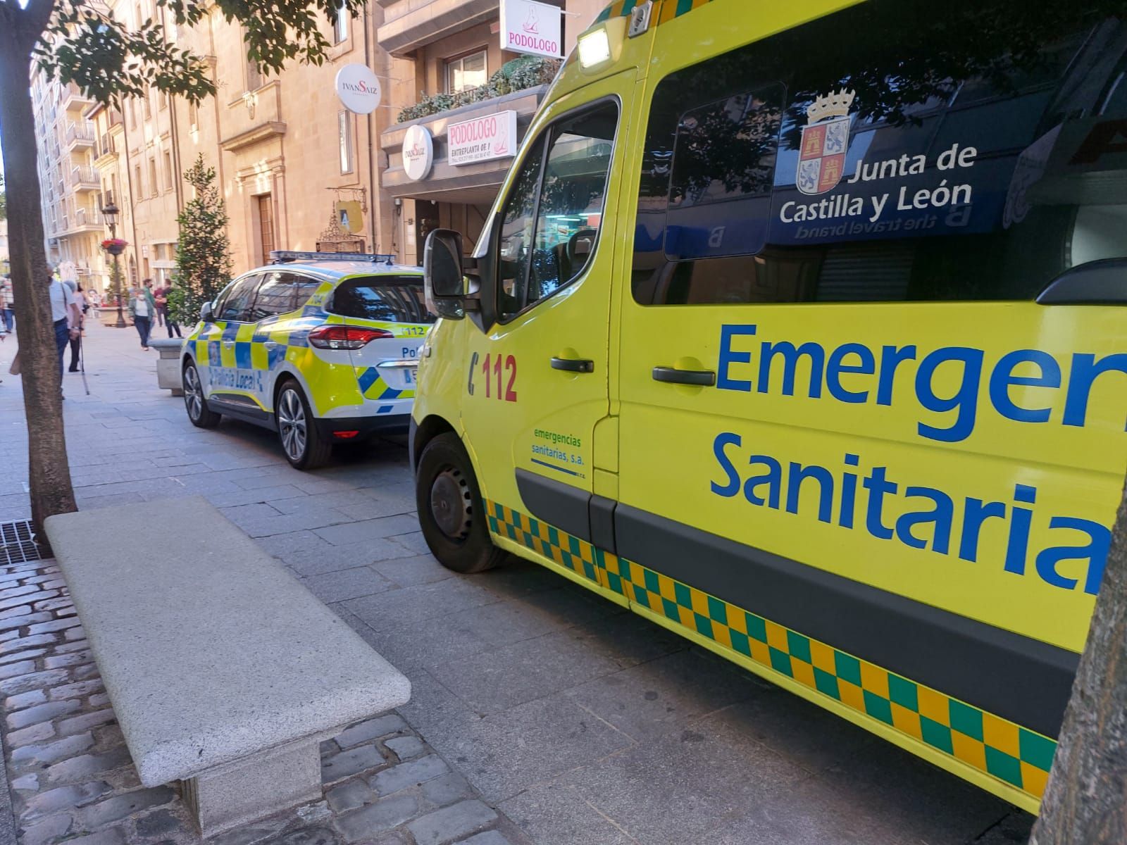 Ambulancia y Policía Local en la calle Zamora