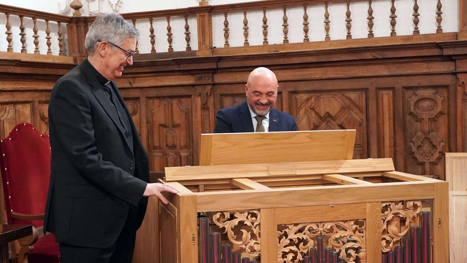 El Rector de la Universidad Pontificia de Salamanca, Santiago García-Jalón de la Lama, y el director del Coro Tomás Luis de Victoria, Francisco José Udaondo Puerto