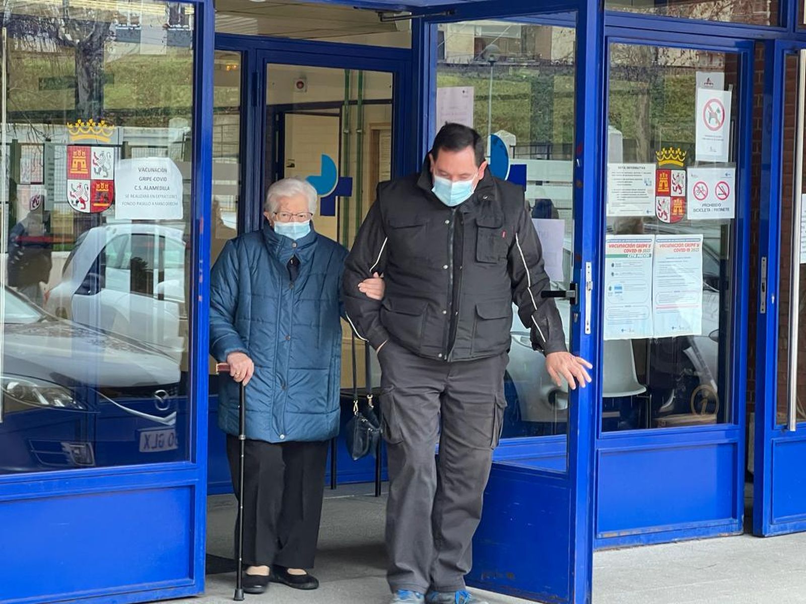 Gente a las puertas de los Centros de Salud en Salamanca con la mascarilla, tras su uso obligatorio desde este miércoles. Fotos S24H
