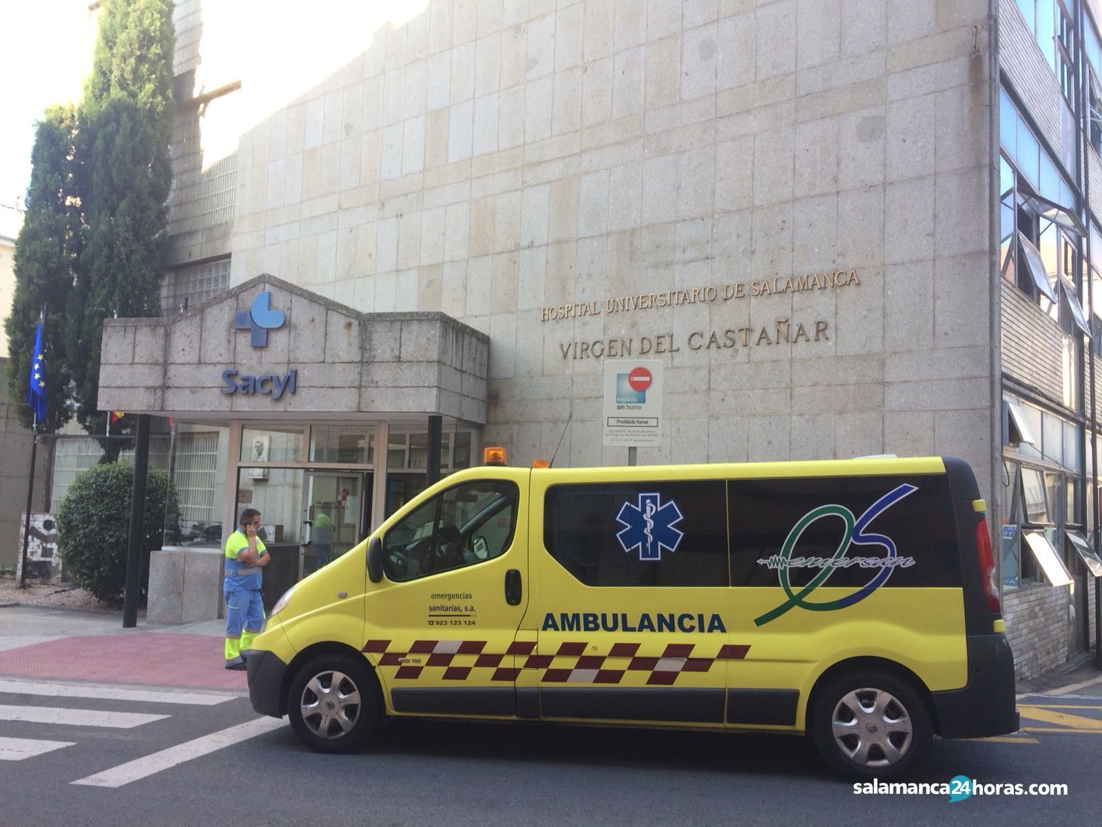 Ambulancia Hospital Béjar Virgen del Castañar. Foto de archivo Ambulancia Hospital Béjar Virgen del Castañar. Foto de archivo