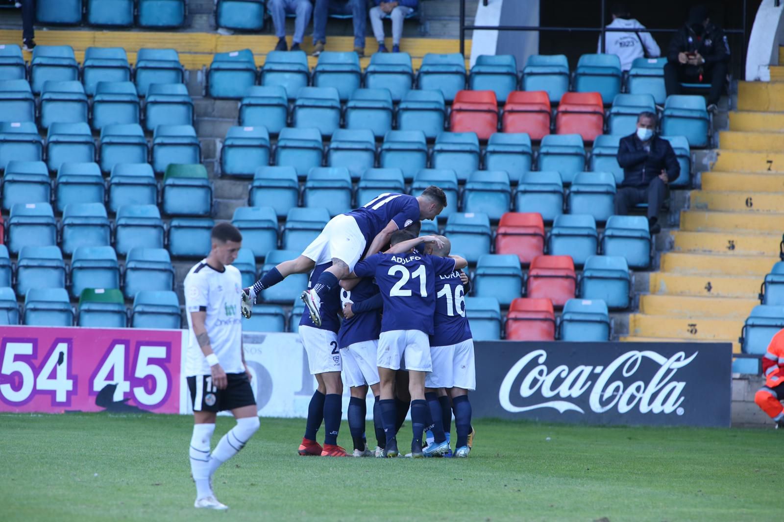 Los jugadores del Marino de Luanco celebran un gol en el estadio Helmántico / FOTO SALAMANCA24HORAS.COM