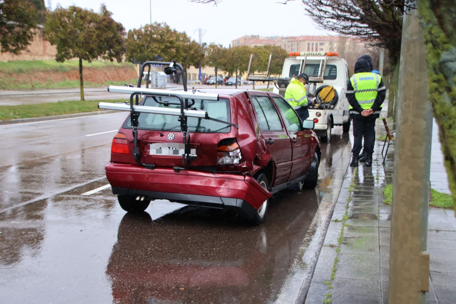 Colisión de dos coches en la avenida Luis de Camoens
