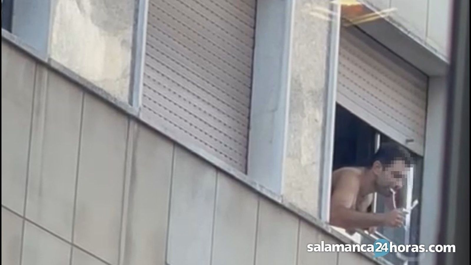 Un vecino de la calle Santos Jiménez, escupiendo desde la ventana Un vecino de la calle Santos Jiménez, escupiendo desde la ventana