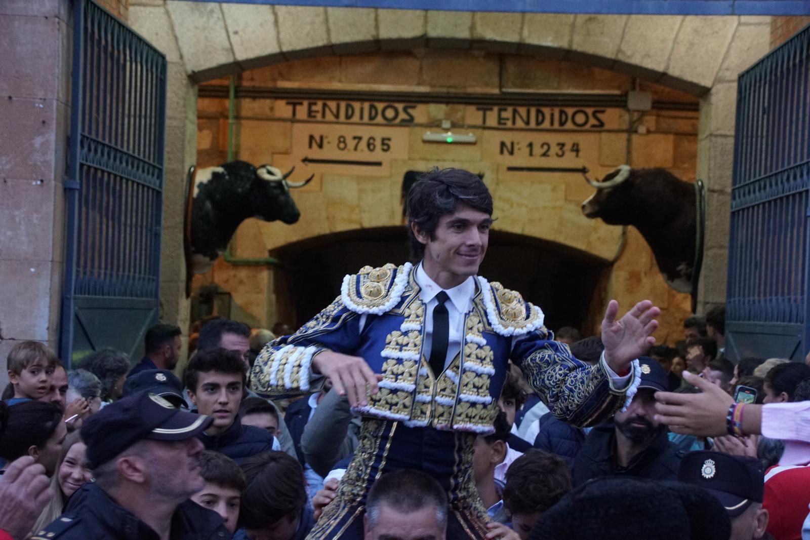 sebastian-castella-a-hombros-en-la-glorieta-con-los-astados-de-garcia-y-olga-jimenez-fotos-juanes-6