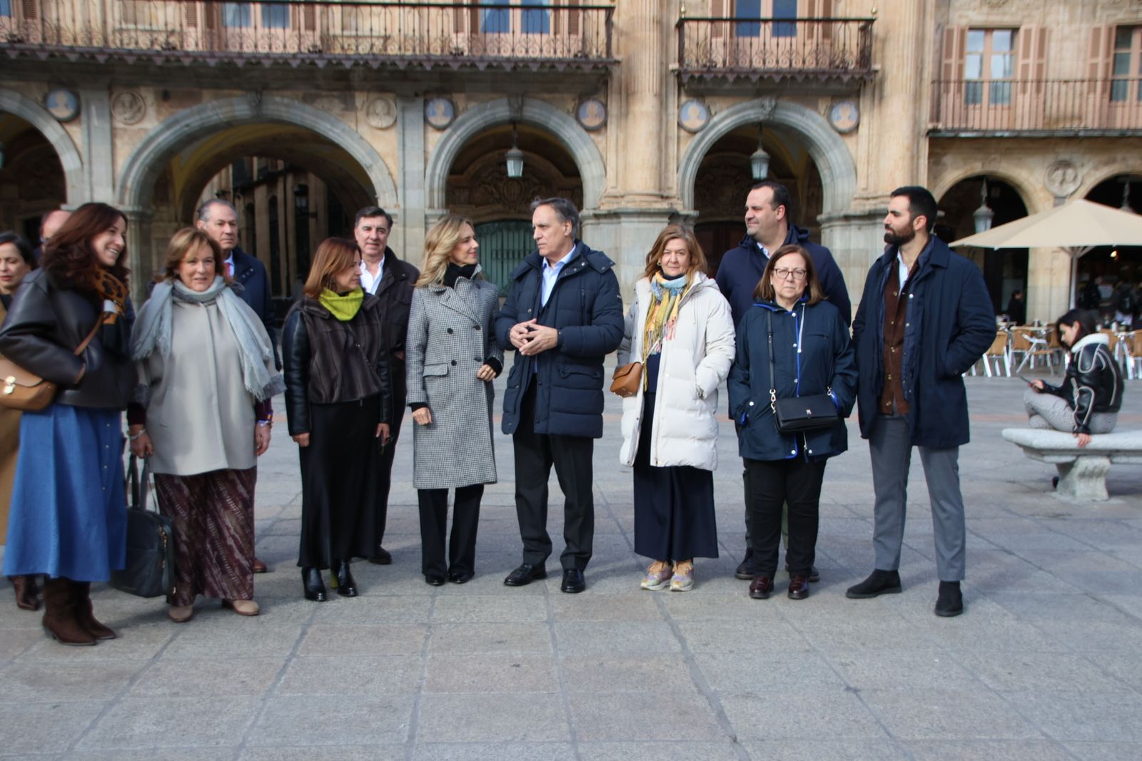 Cayetana Álvarez de Toledo y Carlos García Carbayo, dan un paseo electoral por la Plaza Mayor