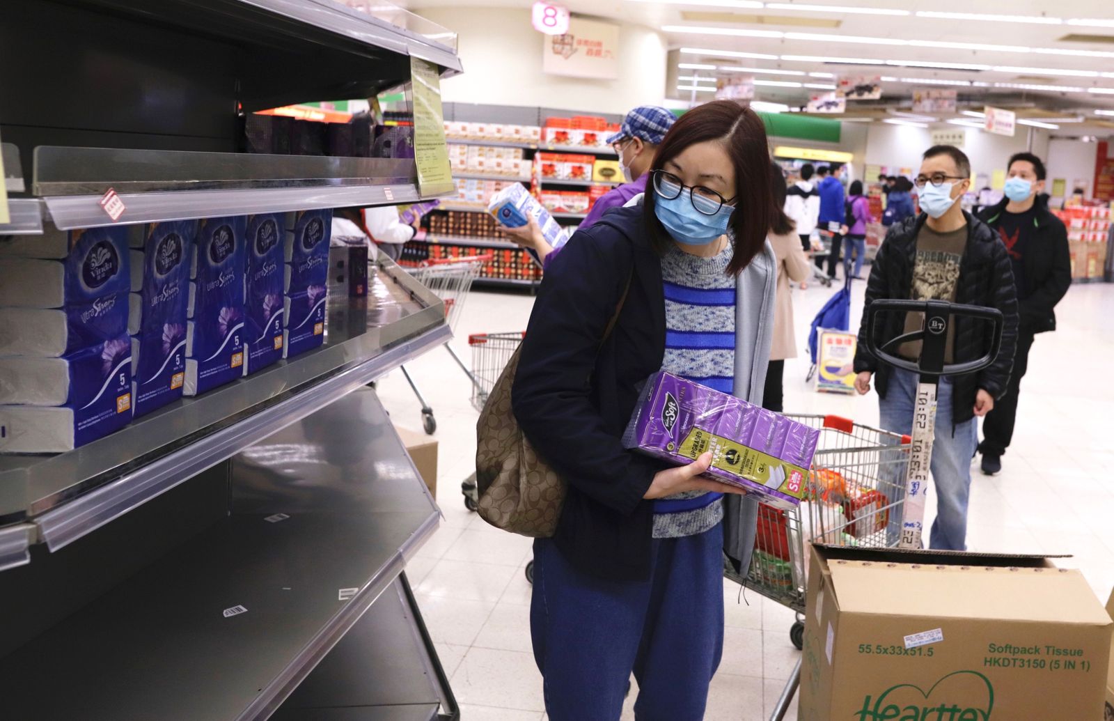 07 February 2020, China, Hong Kong: Woman look at the empty rack at a local supermarket, where almost daily necessities running out of stock in supermarkets under the fear of coronavirus spread. Photo