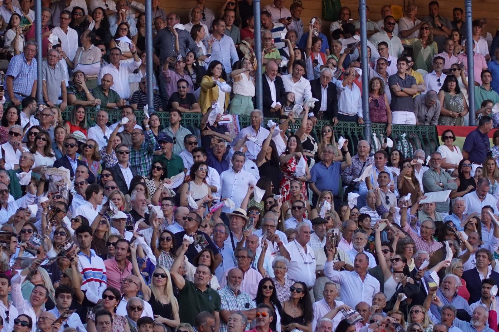 Así ha vivido la afición de La Glorieta el primer cartel de figuras de la feria: imágenes del ambiente en los tendidos y en el patio de cuadrillas