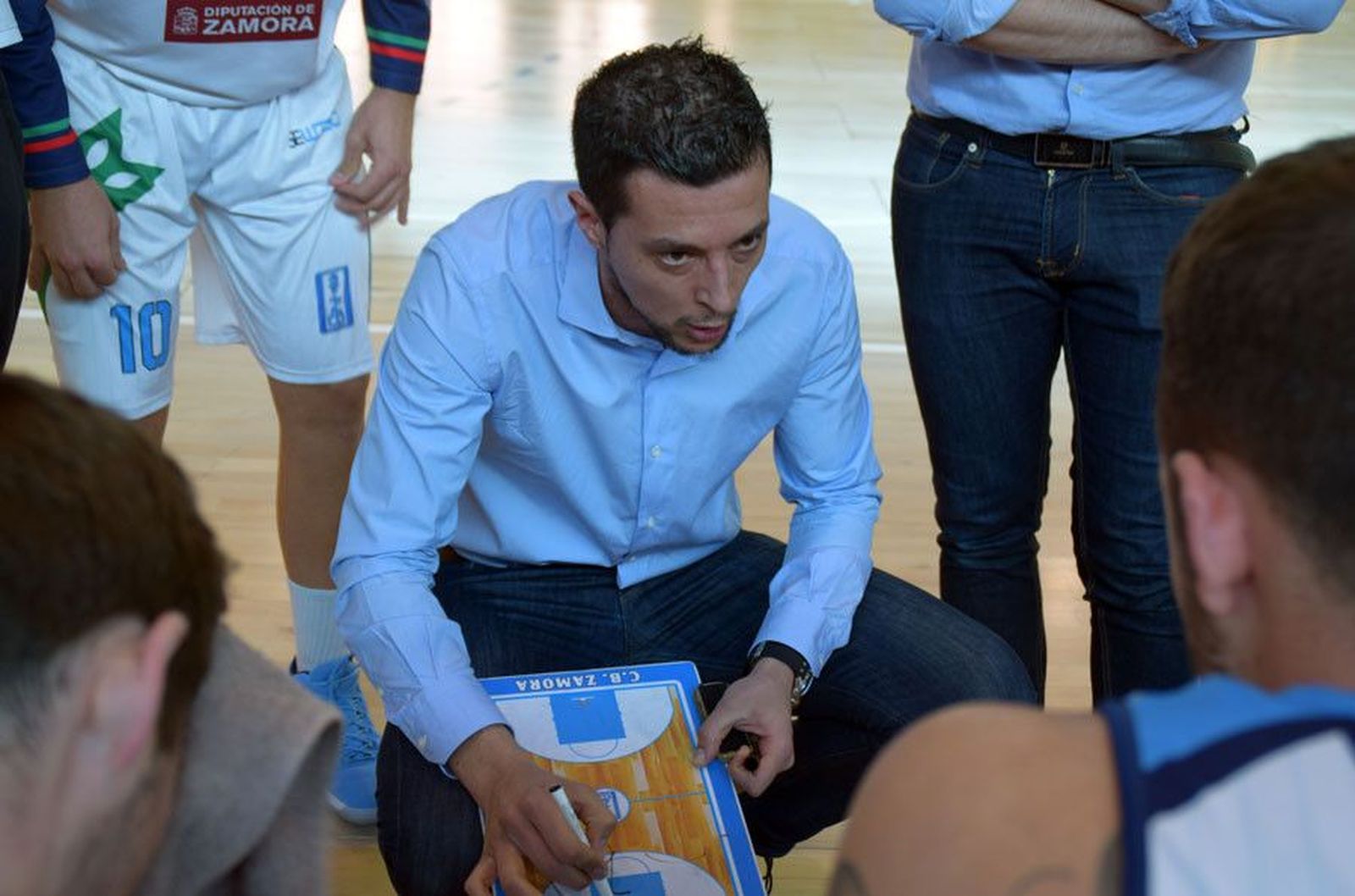 Saulo Hernández dando instrucciones a los jugadores durante un partido en el Ángel Nieto