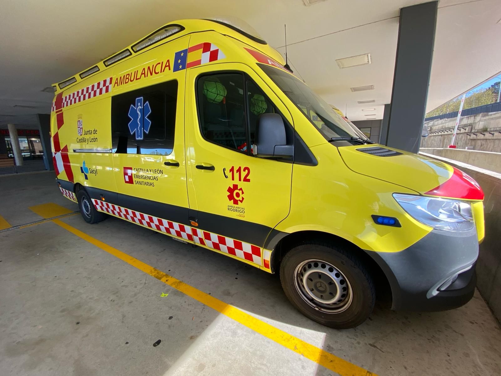 Ambulancia en el Hospital de Salamanca en una foto de archivo (6)