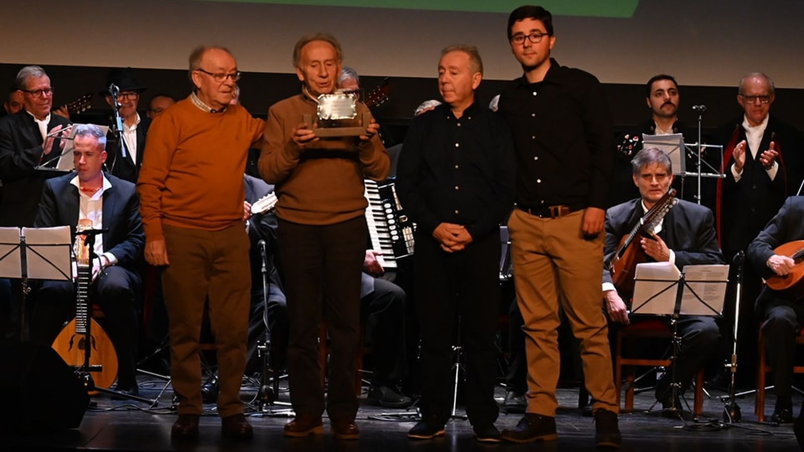 El alcalde de Ciudad Rodrigo, Marcos Iglesias, entregó a Gabriel de Aller una placa de reconocimiento como veterano constructor de tablaos