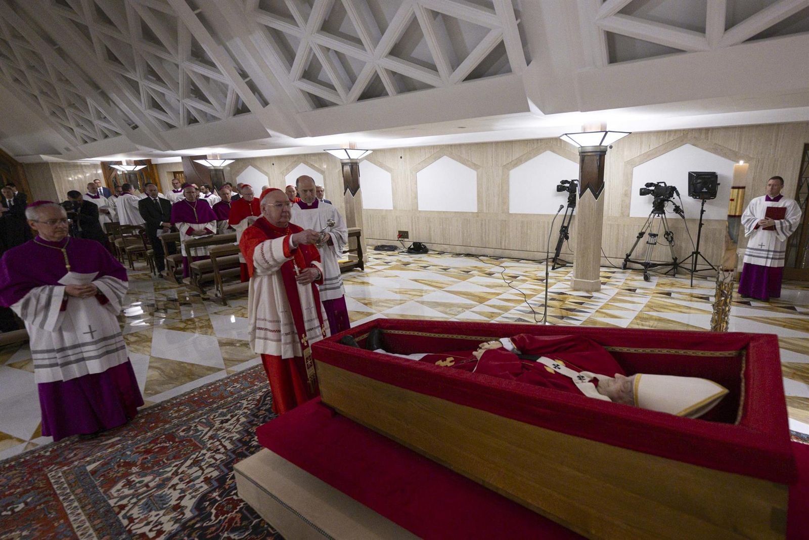 El cardenal Kevin Farrell frente al féretro del Papa Franciscso.   Vatican Media Press Office  Zuma Press  Contacto