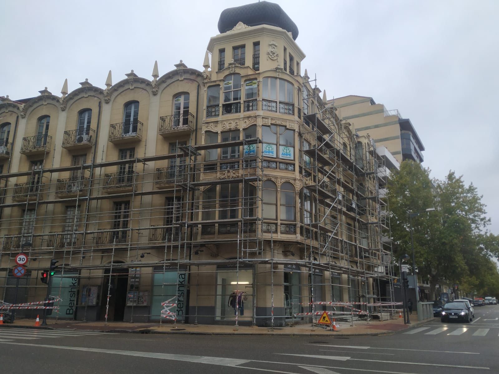 El edificio cuando se estaba colocando el andamio antes de la reparación de la fachada