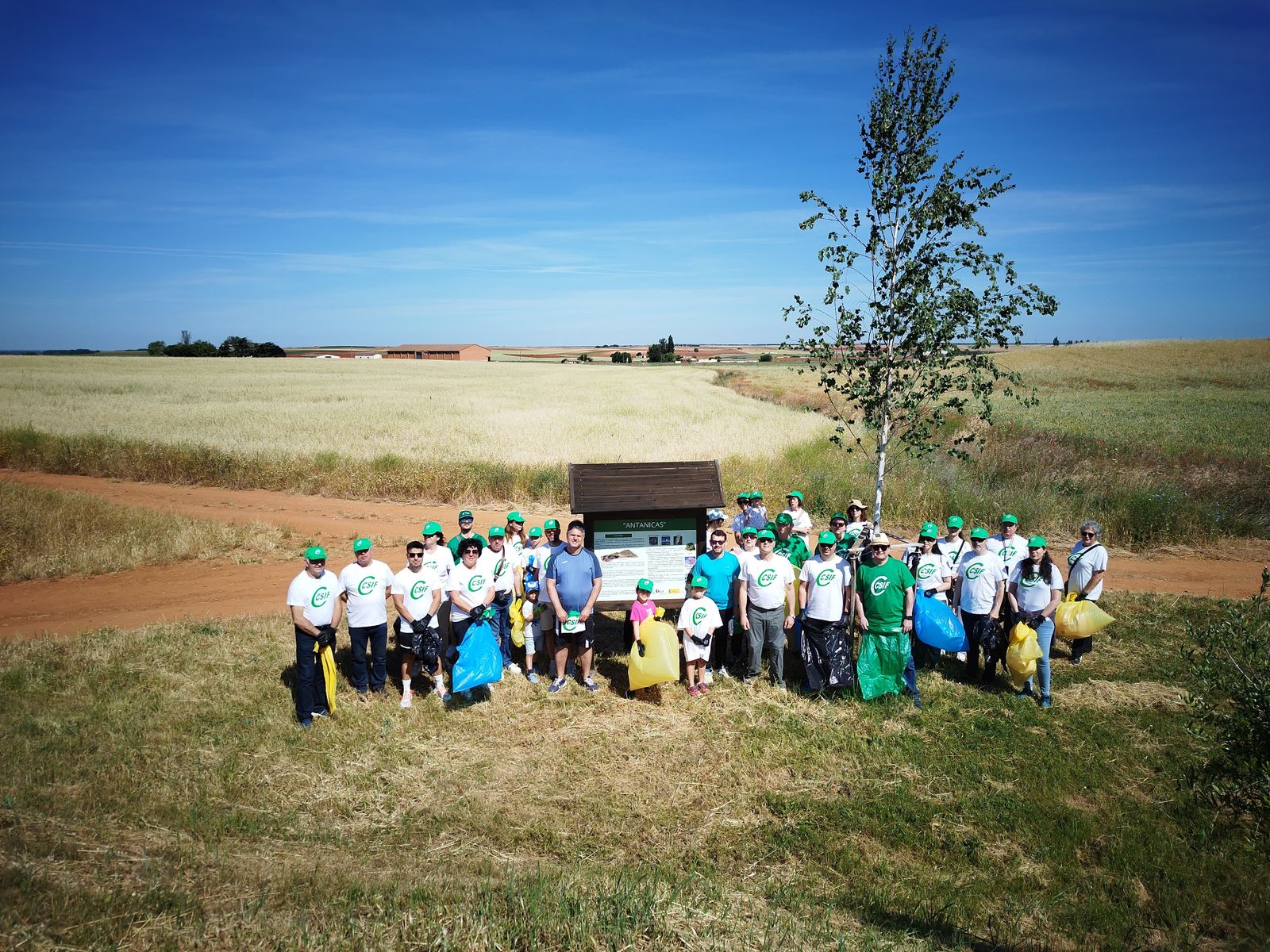 Voluntarios de CSIF limpian Las Antanicas en Doñinos en el Día Mundial del Medio Ambiente