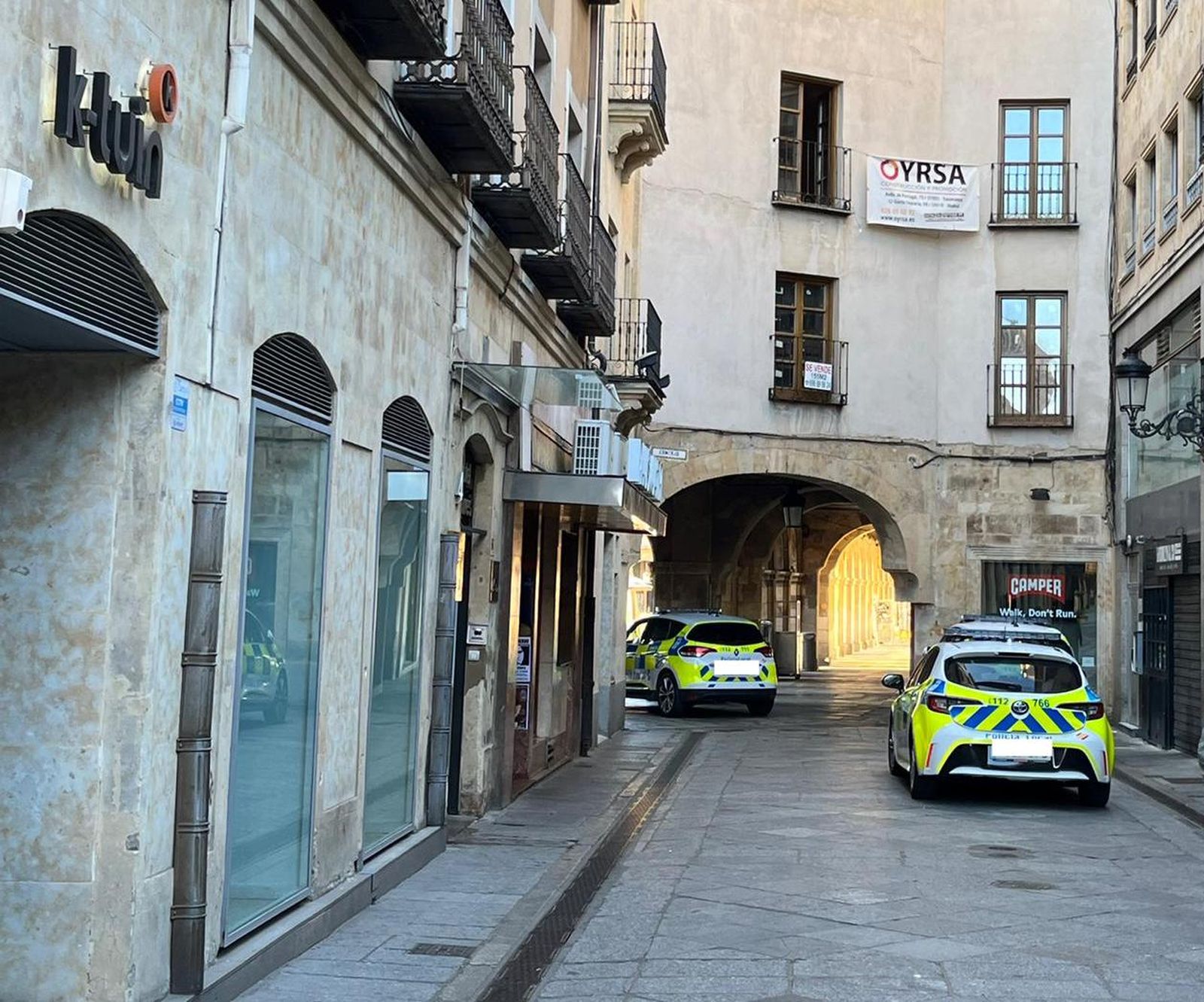Presencia de la Policía Local en el pasaje de la Plaza Mayor de Salamanca. Foto de archivo