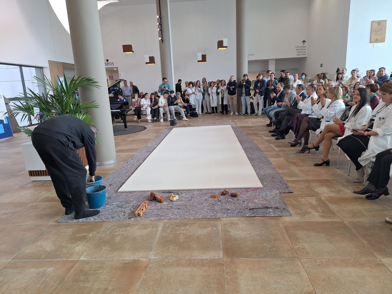 50º Aniversario del Hospital Clínico  Universitario con una intervención artística “Latidos  de barro” (13).jpeg