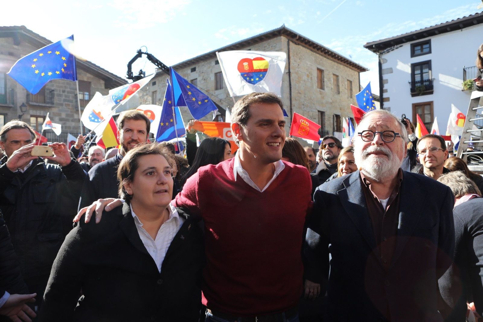 Albert Rivera, Beatriz Sánchez y Fernando Savater, en Alsasua. Albert Rivera, Beatriz Sánchez y Fernando Savater, en Alsasua.